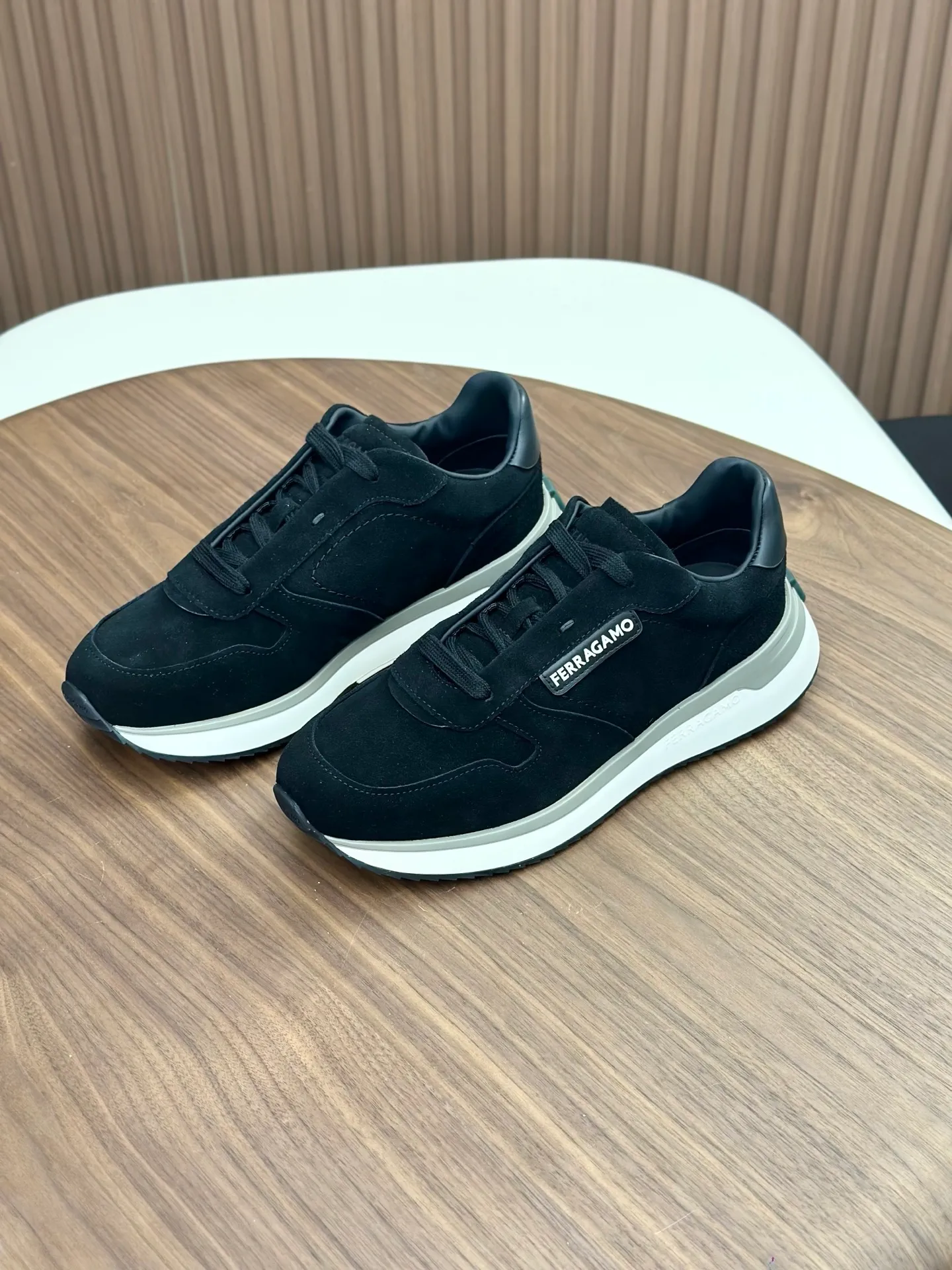 [Ferragamo] Top P: 820💰 Number of yards: 39~44 (38.45 custom-made, non-refundable) Top purchasing agent 🇮🇹 Ferragamo men's casual shoes series, the counter sells the original configuration at the same time, Italian imported cowhide fabric, high-quality splicing technology, imported water-dyed cow lining , Soles: Original foam soles are specially provided by the original factory, and the original factory follows the order. 🔍High quality can be entered and exited the counter at will. Welcome to compare and synchronize with the counter.